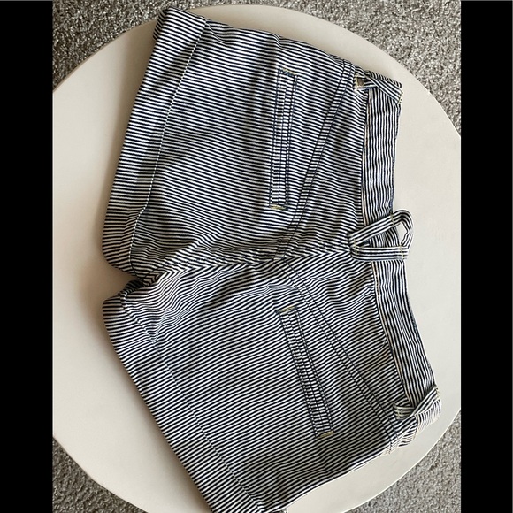 Bebe cuffed striped shorts size 26 - Picture 3 of 5